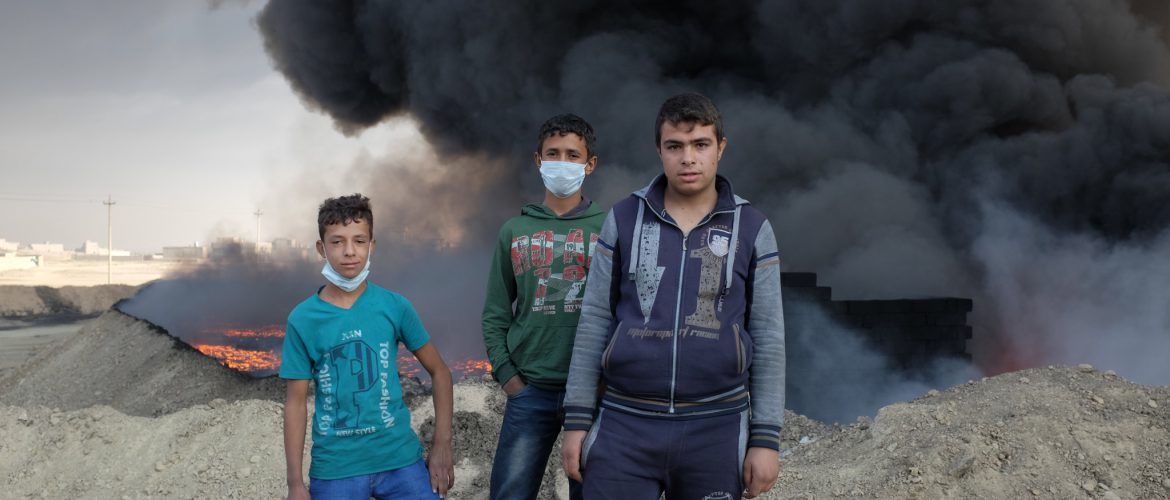 Children play near burning oil fields in Qayyarah_Benedetta Argentieri_Oxfam