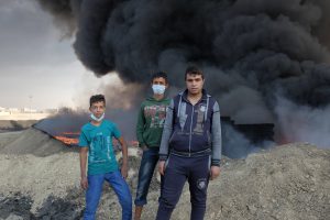 Children play near burning oil fields in Qayyarah_Benedetta Argentieri_Oxfam